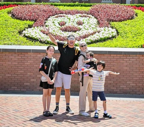 Omesh telihat bahagia bisa membawa seluruh anggota keluarga kecilnya liburan bersama. Meski panas terik, Omesh dan keluarganya menyempatkan diri berfoto di depan wajah Mickey Mouse.