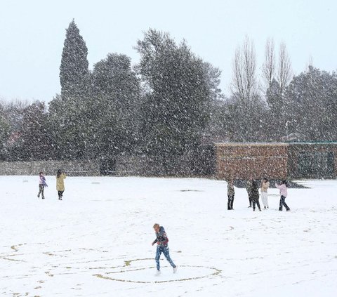 Penduduk Ibu Kota Afrika Selatan, Johannesburg, terpukau ketika hujan salju langka mengguyur wilayahnya. Bagi beberapa anak, ini merupakan salju pertama yang mereka lihat secara langsung.