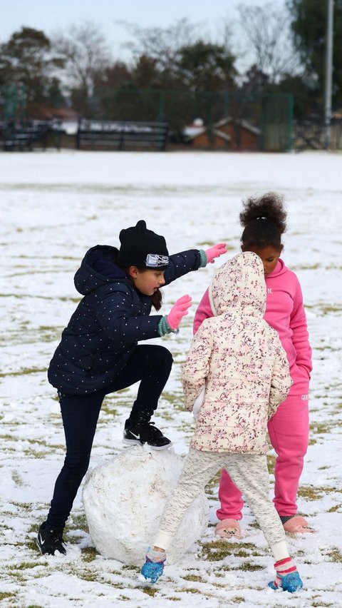 Sementara, di selatan kota di Brackenhurst, seorang fotografer Reuters melihat anak-anak membuat bola salju dan malaikat salju di halaman sekolah.