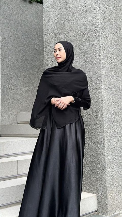 Ikut Pengajian Umi Pipik, Intip Deretan Potret Aura Kasih Kenakan Hijab Hitam