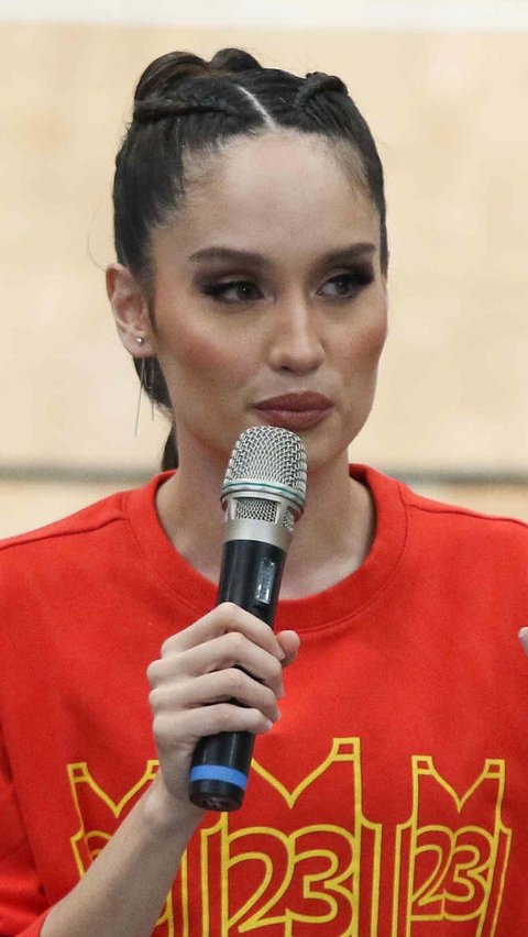 FOTO: Cantiknya Cinta Laura Didaulat Jadi Local Ambassador Piala Dunia Basket 2023 di Indonesia