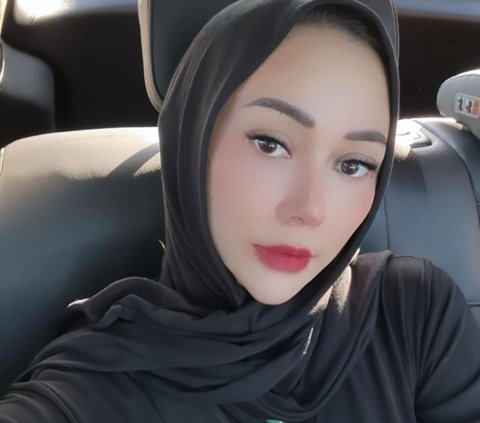 Setiap lebaran, baik itu Idulfitri maupun Iduladha Aura biasanya mengenakan busana muslim berwarna hitam. Selain mudah dipadupadankan busana warna ini membuatnya terlihat elegan.