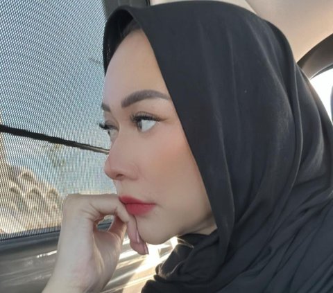 Ikut Pengajian Umi Pipik, Intip Deretan Potret Aura Kasih Kenakan Hijab Hitam