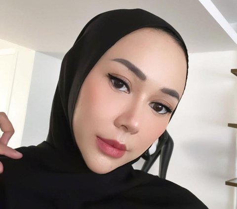 Ikut Pengajian Umi Pipik, Intip Deretan Potret Aura Kasih Kenakan Hijab Hitam