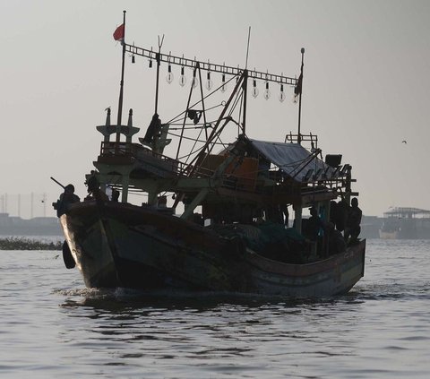 Nelayan menilai ikan semakin susah ditangkap lantaran adanya pantulan ombak besar serta limbah dari kali dan industri.