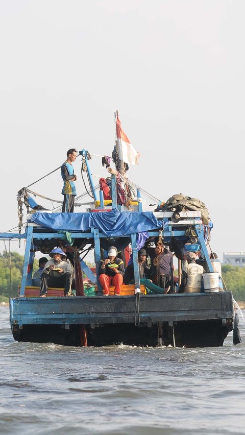 Mereka pun terpaksa mencari ikan lebih jauh dari biasanya.