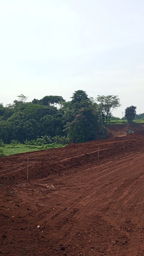 Pantauan di lokasi, jalan akses timur mulai dilakukan penyiapan lahan (cut and fill) menggunakan alat berat.