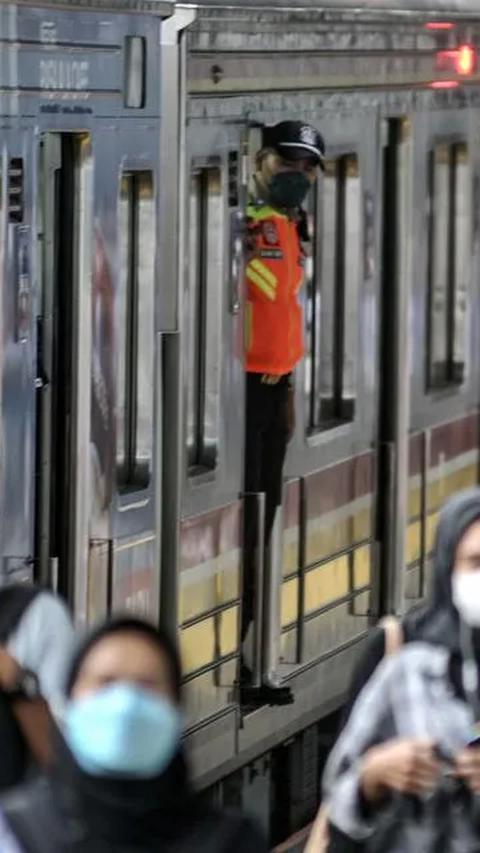 Peristiwa itu terjadi pada Minggu (9/7) sekitar pukul 14.00 WIB. Saat itu commuter line KA 1290 (Jakk-Boo) sedang melintas di sekiitar Kemirimuka, Beji, Depok. Kereta dilempar menggunakan batu split.