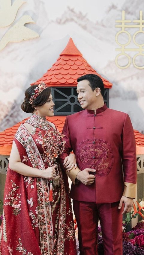 Jarang pamer kekasih, wajah calon suami Tina Toon ini pun langsung mencuri perhatian publik. Keduanya terlihat romantis saat berfoto bergandengan dan saling menatap.