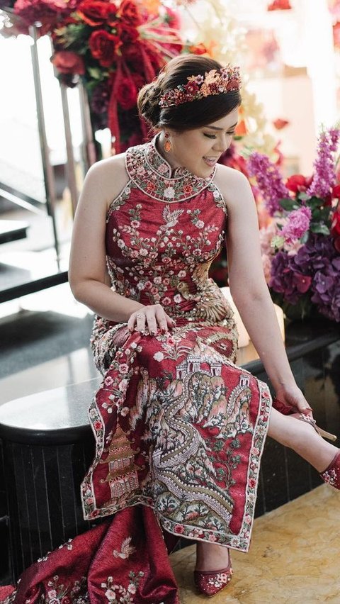 Soal busana yang dikenakan, Tina Toon tampil dengan busana cheongsam atau gaun tradisional Tionghoa bernuansa merah dengan bordiran cantik yang melambangkan burung phoenix.