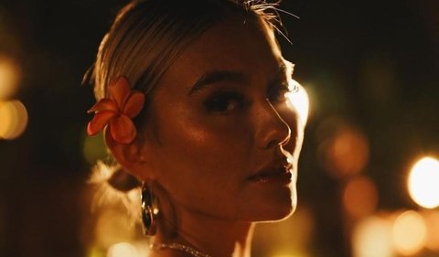 Agnez Mo dibuat geram dengan tingkah haters di media sosial. Hal itu terjadi saat penyanyi berusia 31 tahun itu tengah melakukan siaran langsung di instagramnya.