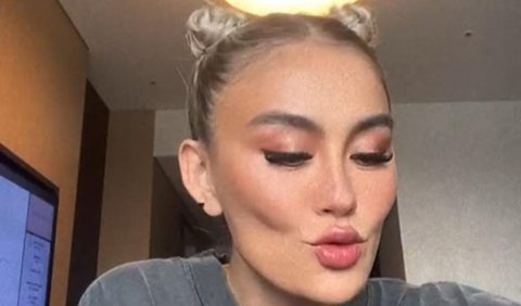 Dicibir haters, Agnez mendapat banyak dukungan dari penggemar. Kata penggemar, penampilan Agnez kini justru semakin cantik dan stunning abis.