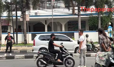 Namun, tidak sedikit pula pengendara motor yang memilih untuk berdebat di jalan dan membuat keributan.