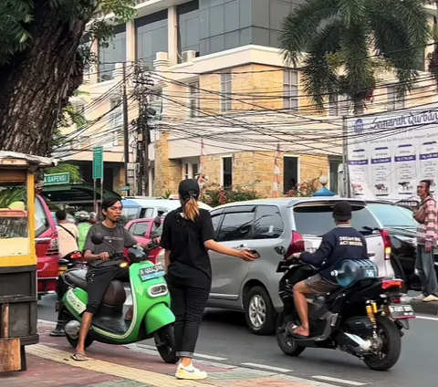 Wanita Ini Atur Tertib Lalu Lintas yang Lawan arah, Tak Terima Pemotor Malah Tanya 'Kamu Agamanya Apa'