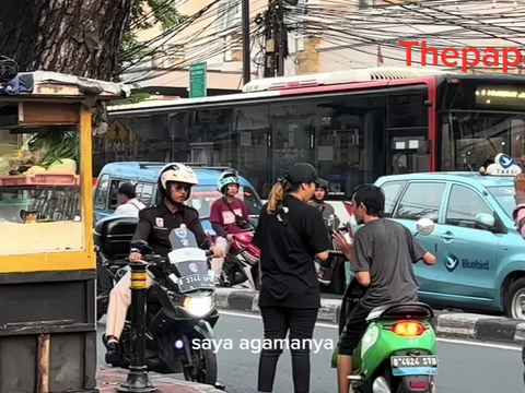 Wanita Ini Atur Tertib Lalu Lintas yang Lawan arah, Tak Terima Pemotor Malah Tanya 'Kamu Agamanya Apa'