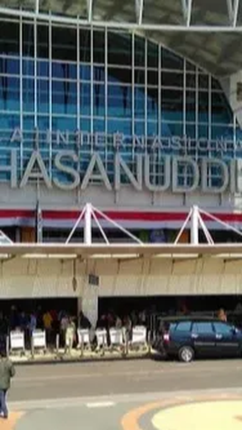 Terpisah, Kepala Kepolisian Sektor Bandara Sultan Hasanuddin Inspektur Satu Muh Arsyad menambahkan usai insiden tersebut, satu orang diamankan. Arsyad menyebut insiden tersebut terjadi akibat saling dorong antara petugas Avsec dengan penjemput jemaah haji plus.