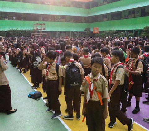 Masa Pengenalan Lingkungan Sekolah (MPLS) bagi siswa baru adalah kegiatan yang dilakukan ketika masuk ke sekolah di hari pertama tahun ajaran baru.