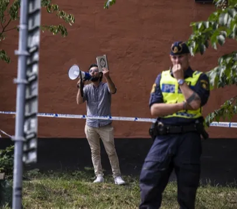 Bulan lalu, seorang warga berkebangsaan Irak membakar Alquran di depan masjid di Stockholm bertepatan dengan Hari Raya Iduladha. Aksi tersebut dilakukan di depan polisi yang tidak bertindak apapun untuk menghentikan pembakaran kitab suci tersebut.