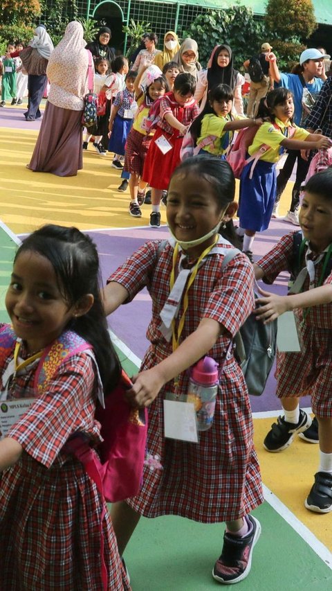 FOTO: Ragam Ekspresi Lucu Murid Baru Jalani Masa Pengenalan Lingkungan Sekolah Dasar, Ada yang Ceria hingga Cemberut