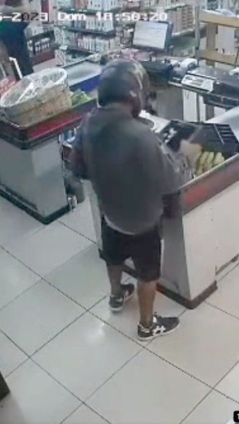 Rekaman perampokan di supermarket  itu diunggah ke akun media sosial di facebook pada Selasa (11/7) kemarin. Unggahan itu langsung memantik komentar negatif masyarakat.