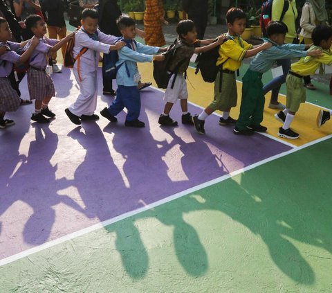 Kegiatan MPLS dilaksanakan bagi murid-murid baru dalam jangka waktu paling lama hingga tiga hari pada pekan pertama awal tahun ajaran baru.