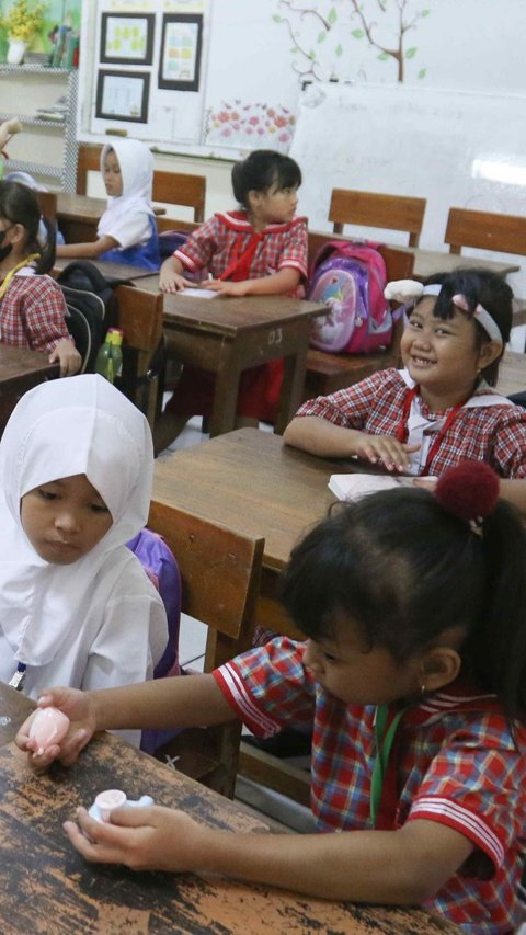 Ragam ekspresi wajah para murid baru pun terlihat ketika mengikuti masa pengenalan lingkungan sekolah di ruangan kelas.