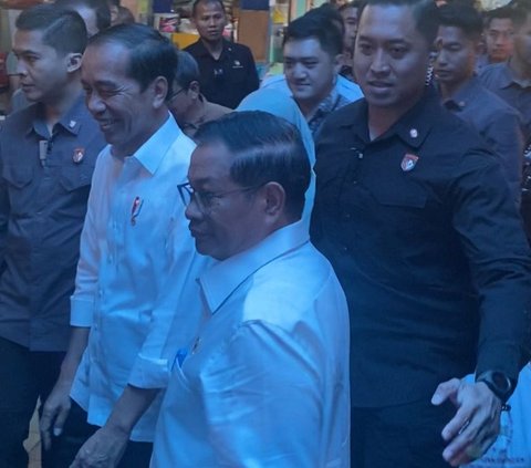 Momen Jokowi dan Ridwan Kamil Blusukan di Pasar Cihapit Bandung