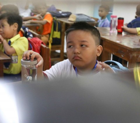 Wajah-wajah polos mereka pun terpancar, dari ekspresi ceria hingga ada yang cemberut terlihat mengikuti kegiatan di hari pertama perkenalan lingkungan sekolah.