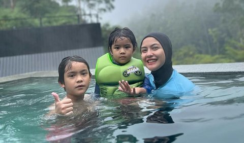 Temani Anak Berenang