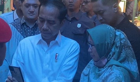 Mendengar hal itu, Jokowi langsung meminta ponselnya dan melakukan swafoto bersama.