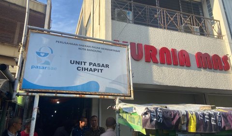 Usai meladeni berfoto dengan warga, Jokowi lanjut meninjau harga komoditas pangan kepada pedagang. Menurut pedagang, rerata harga-harga masih relatif stabil.