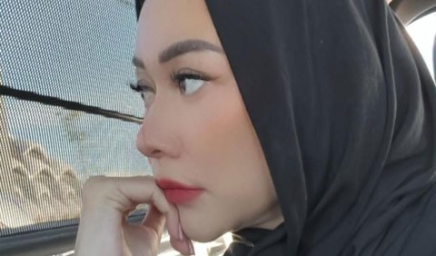 Sanny Aura Syahrani atau lebih dikenal dengan sebutan Aura Kasih tampil beda dari biasanya.