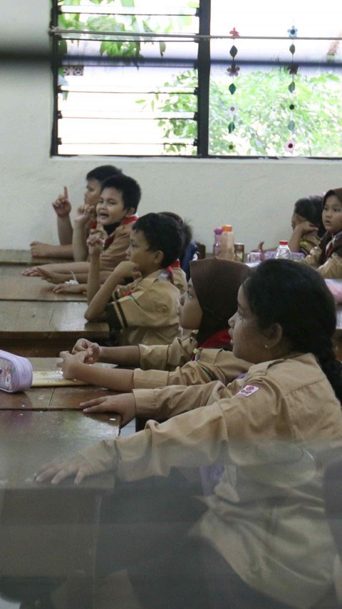 Kegiatan MPLS yang dilakukan secara edukatif dan kreatif ini untuk mewujudkan sekolah sebagai taman belajar yang menyenangkan.