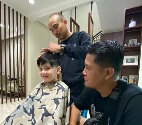 Agus juga terlihat menemani Rafathar potong rambut. Tampak sang bodygouard berjaga di samping anak sulung Raffi-Nagita ini.