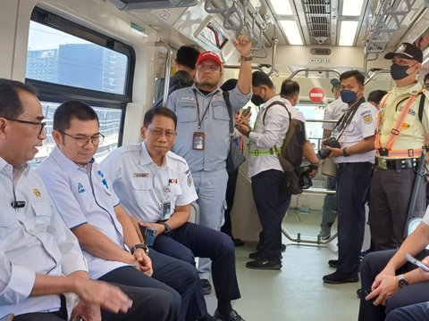 Uji Coba LRT Jabodebek Hari Ini Sepi, Menhub Budi: Terbatas untuk Undangan