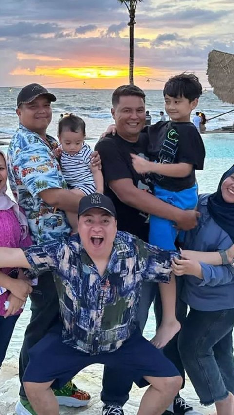 Rafathar terlihat digendong bodyguard saat di pantai. Kerap bareng, tak heran jika keduanya begitu akrab.