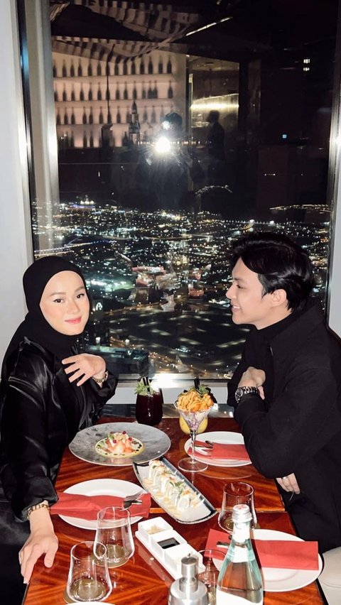 Di wedding anniversary yang kedua, Rey juga mengajak istrinya makan malam spesial. Keduanya tampil kompak mengenakan busana berwarna hitam.