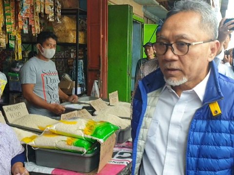 Blusukan ke Pasar Malangjiwan Karanganyar, Mendag Bagi-Bagi Uang dan Disambut Lagu PAN