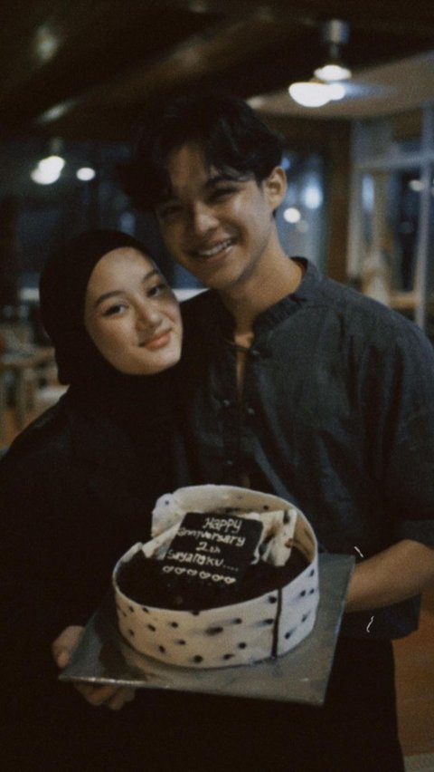 Tak hanya makan malam, ada pula kue spesial wedding anniversary yang dipersiapkan setiap tahun.