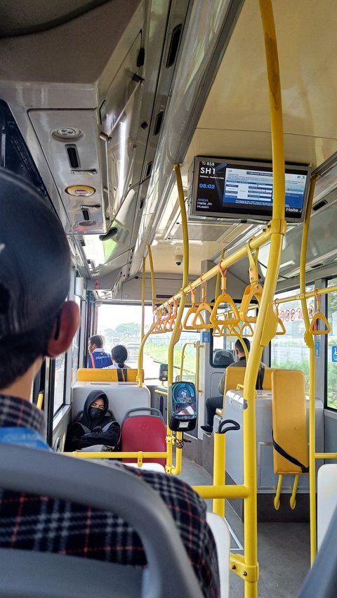 Selama perjalanan menuju Bandara Internasional Soekarno Hatta, bus memang memang tidak tersedia jalur khusus Busway seperti pada umumnya.