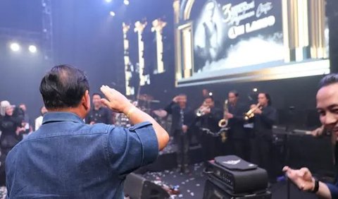 Sikap Tegap Prabowo Beri Hormat Kepada Pemain Musik