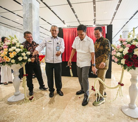 Di awal acara, Pameran Foto Warna-warni di Gedung MPR-DPR Senayan ini resmi dibuka  secara simbolis dengan pemotongan tali bunga oleh Wakil Ketua Komisi III DPR Habiburakhman.