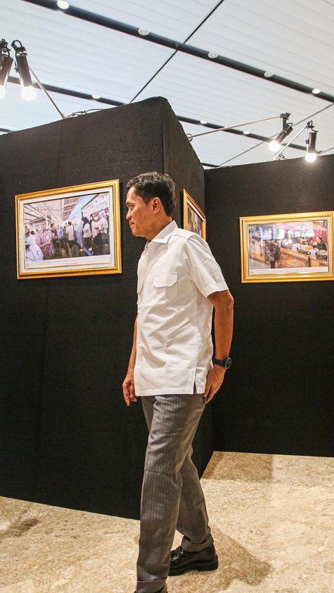 Selesai membuka pemeran fotografi tersebut, Wakil Ketua Komisi III DPR, Habiburakhman menyempatikan diri untuk berkeliling melihat foto-foto karya enam belas jurnalis yang dipamerkan.