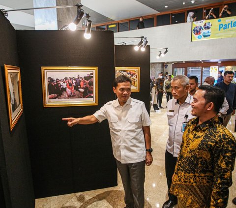 Saat berkeliling mengamati karya-karya fotografi dari enam belas jurnalis foto parlemen, Wakil Ketua Komisi III DPR, Habiburakhman sempat memberikan komentar beberapa foto yang dilihat.