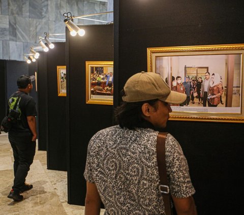 Sejumlah pengunjung mengamati karya-karya fotografi dalam pameran Foto Parlemen Warna Warni ke XIII/2023 yang digelar di Gedung Nusantara II, Jakarta, Rabu (12/7/2023).