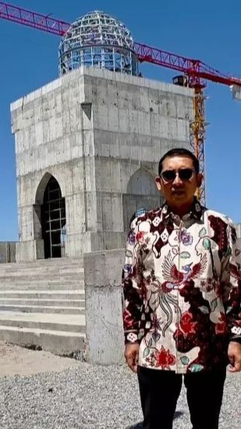 Fadli juga membagikan penampakan sekitar makam Imam Bukhari. Dijelaskan, komplek pemakaman dilengkapi dengan Masjid besar yang mampu menampung sekitar 10 ribu jamaah.