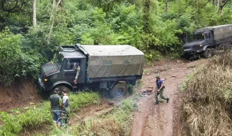 Salah satu kendaraan prajurit TNI yang dipakai untuk menjaga keamanan dan kedaulatan negara di darat adalah truk Unimog. Truk ini merupakan kendaraan roda empat yang memiliki kekuatan cukup tangguh.