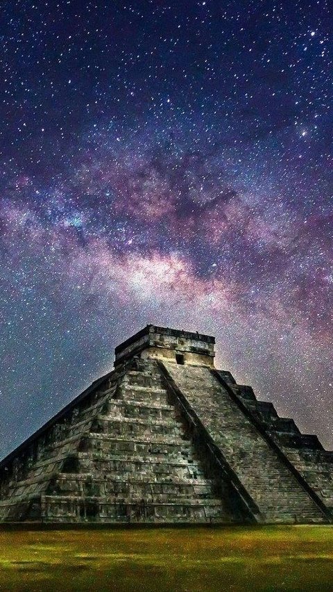 Piramida di Copan, Honduras, berisi lebih dari 2.000 naskah Maya di bagian tangga. Menurut laporan Getty Conservation Institute, naskah tulisan itu menceritakan tentang penguasa Copan.