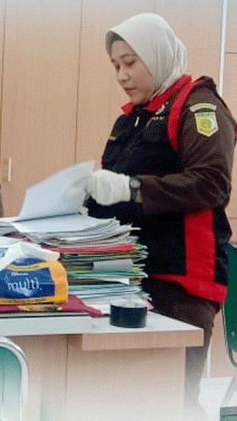 Sebelumnya, Senin(26/6), jaksa penyidik juga menggeledah ruang kerja Lurah Caturtunggal.