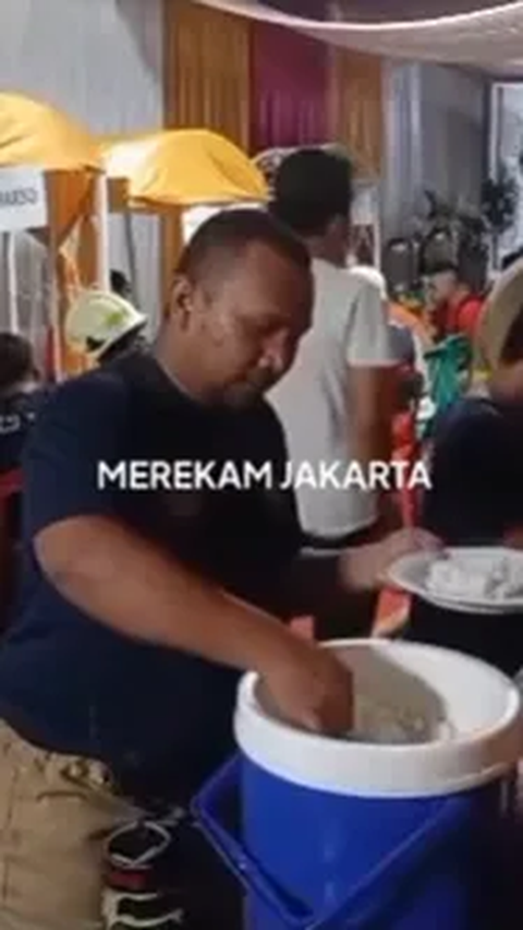 Ada Momen Unik di Balik Kebakaran di Jakarta, Petugas Damkar Makan di Tempat Hajatan